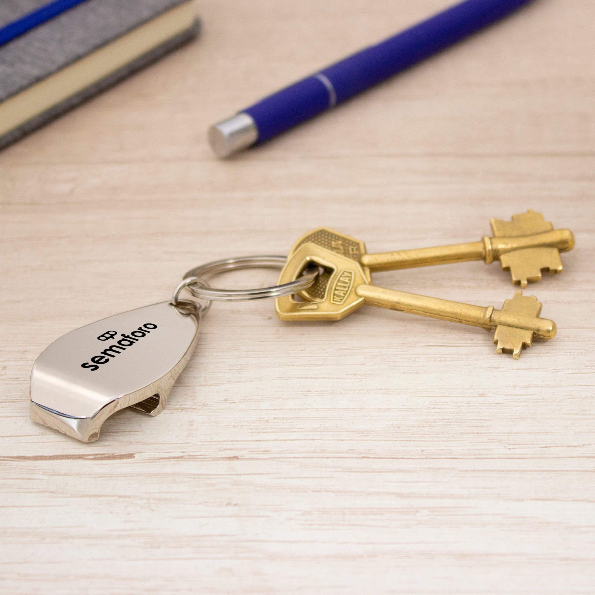 LLAVERO METÁLICO CON ABREBOTELLAS